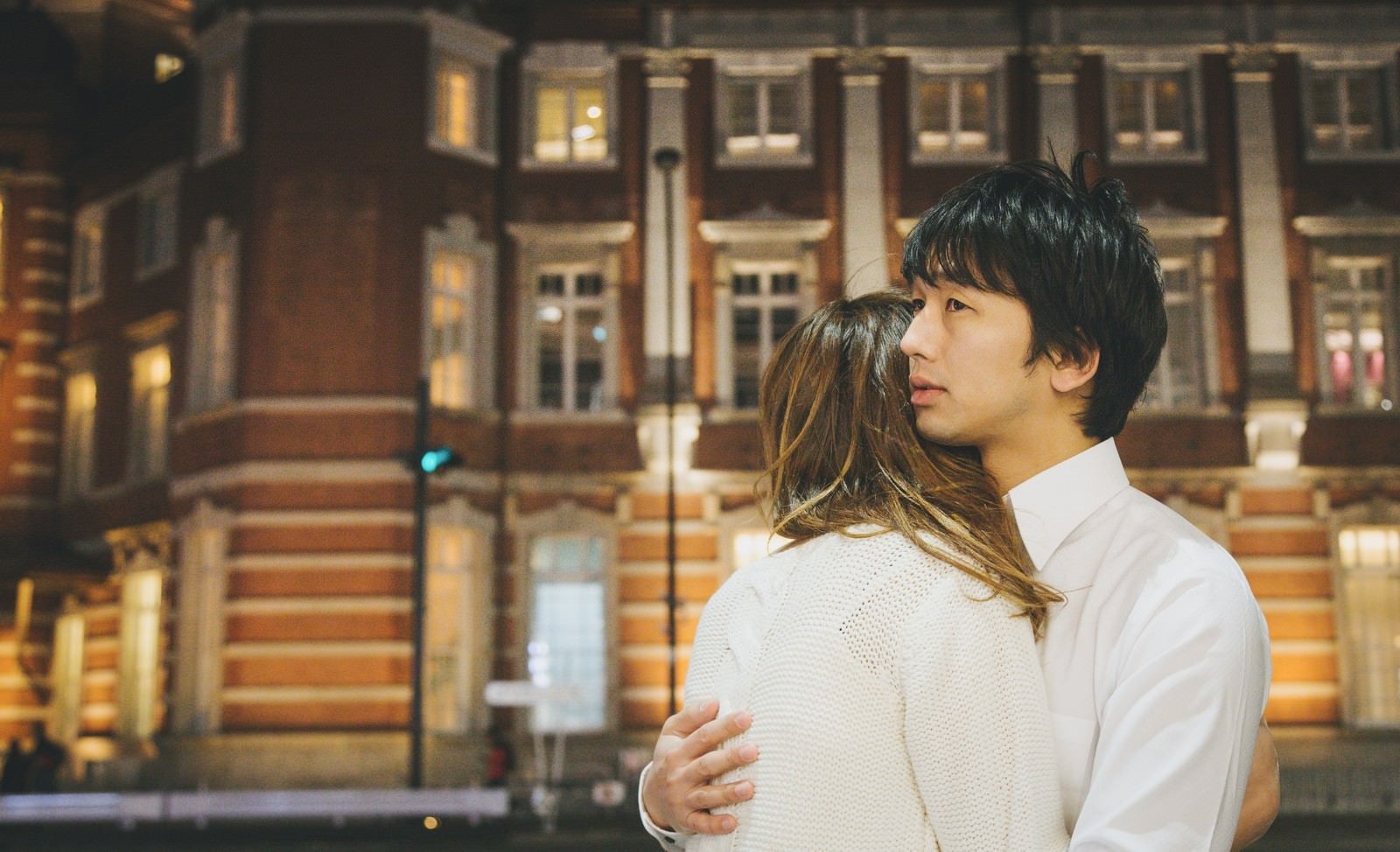 「「やっと会えたね…」と抱き合う遠距離恋愛カップル」の写真［モデル：大川竜弥］