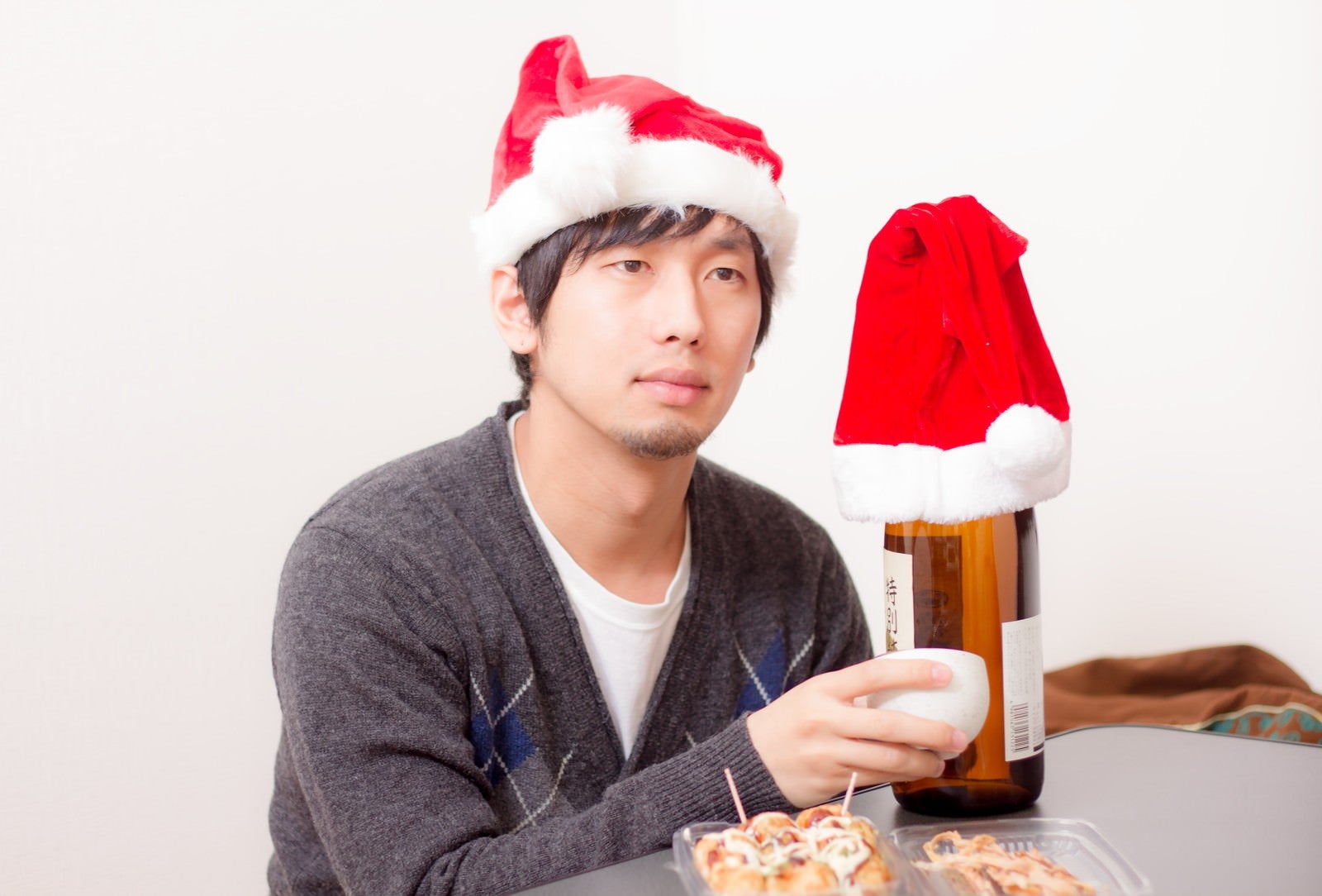 「クリスマスは酒瓶と一緒」の写真［モデル：大川竜弥］
