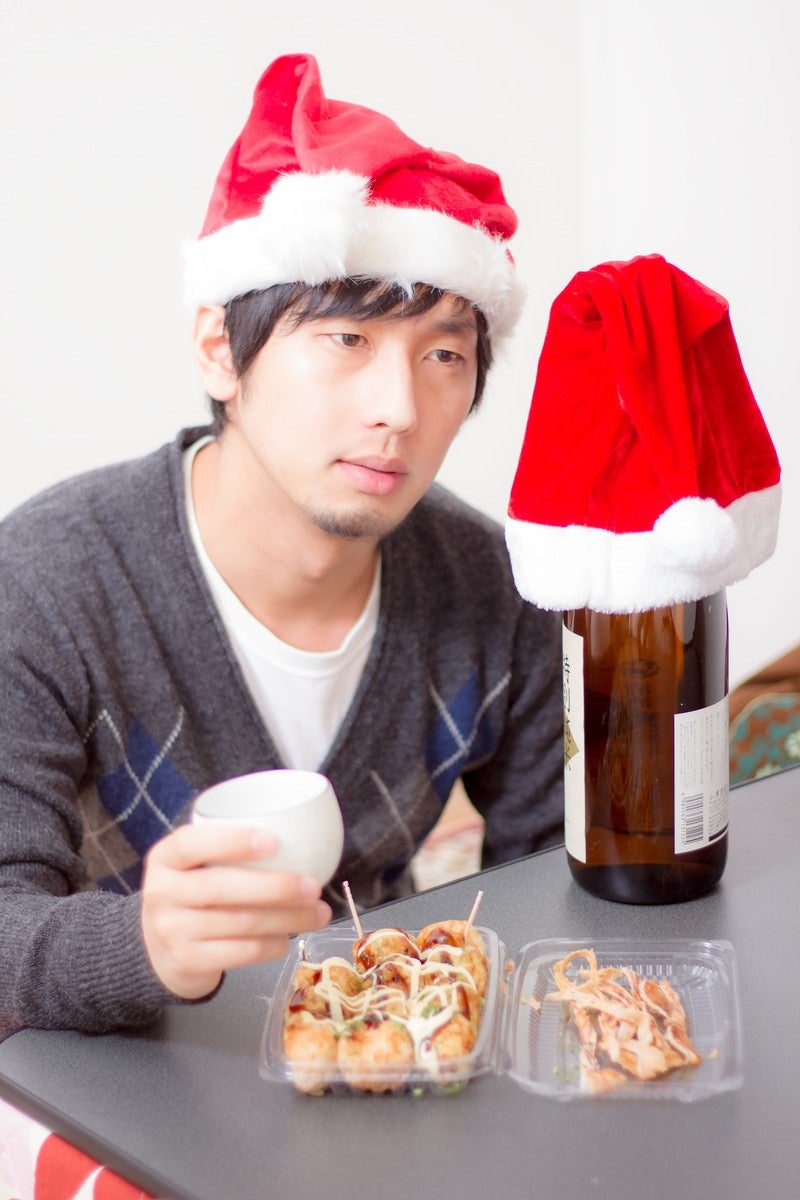 「酒瓶と晩酌のクリスマス」の写真［モデル：大川竜弥］
