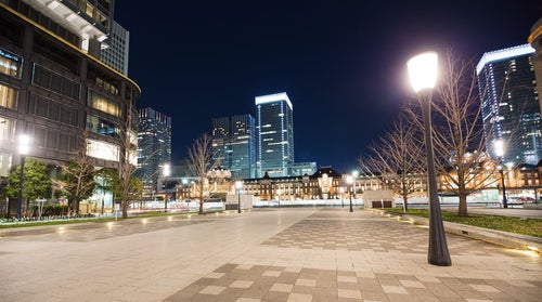 夜の東京駅前と街灯の写真