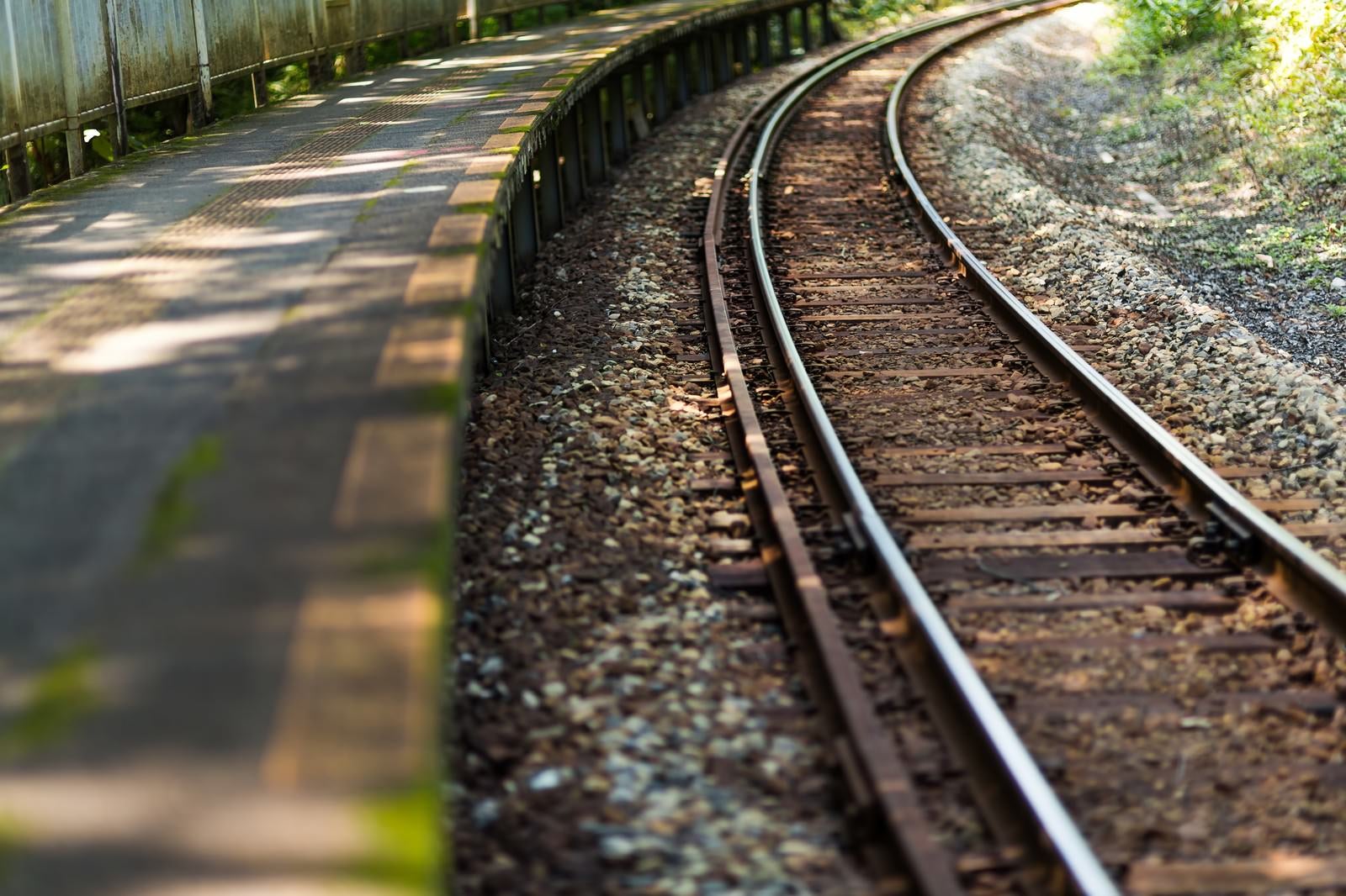 「田舎の駅の線路」の写真