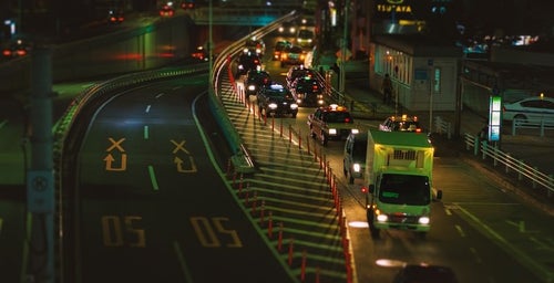 夜間渋滞する目黒通りの写真