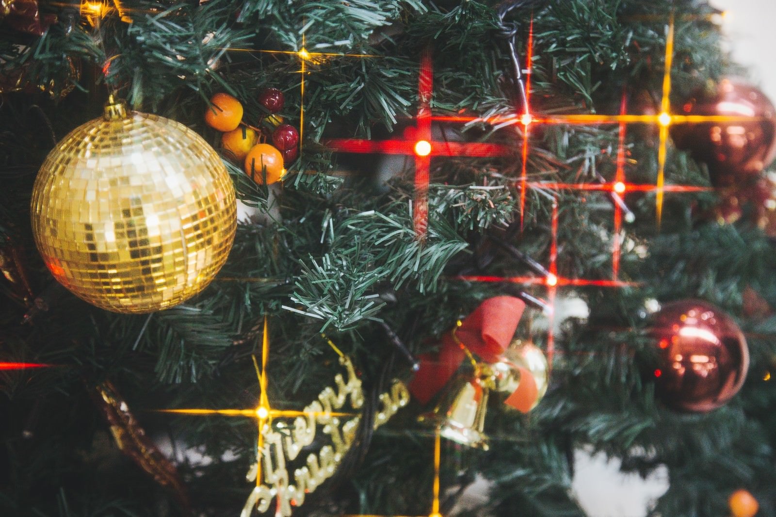 「光輝くクリスマスツリーの飾りとライト」の写真