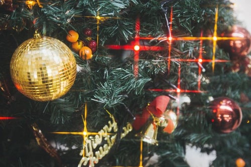 光輝くクリスマスツリーの飾りとライトの写真