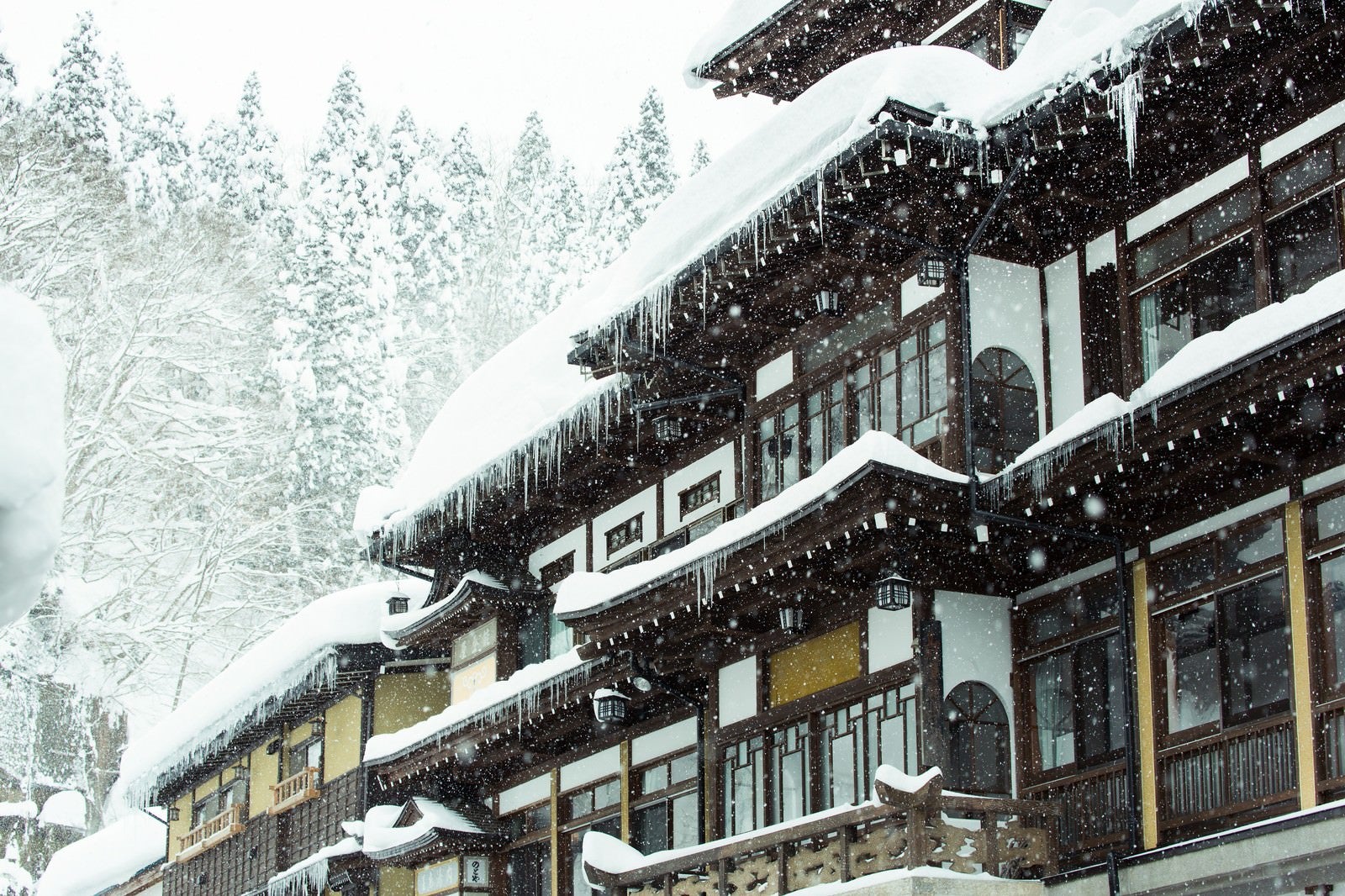 「ひどく降り積もった雪と銀山温泉宿」の写真