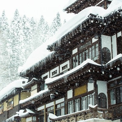 ひどく降り積もった雪と銀山温泉宿の写真