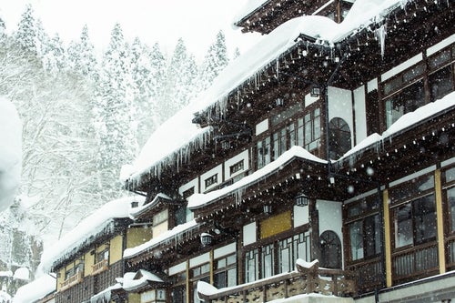 ひどく降り積もった雪と銀山温泉宿の写真