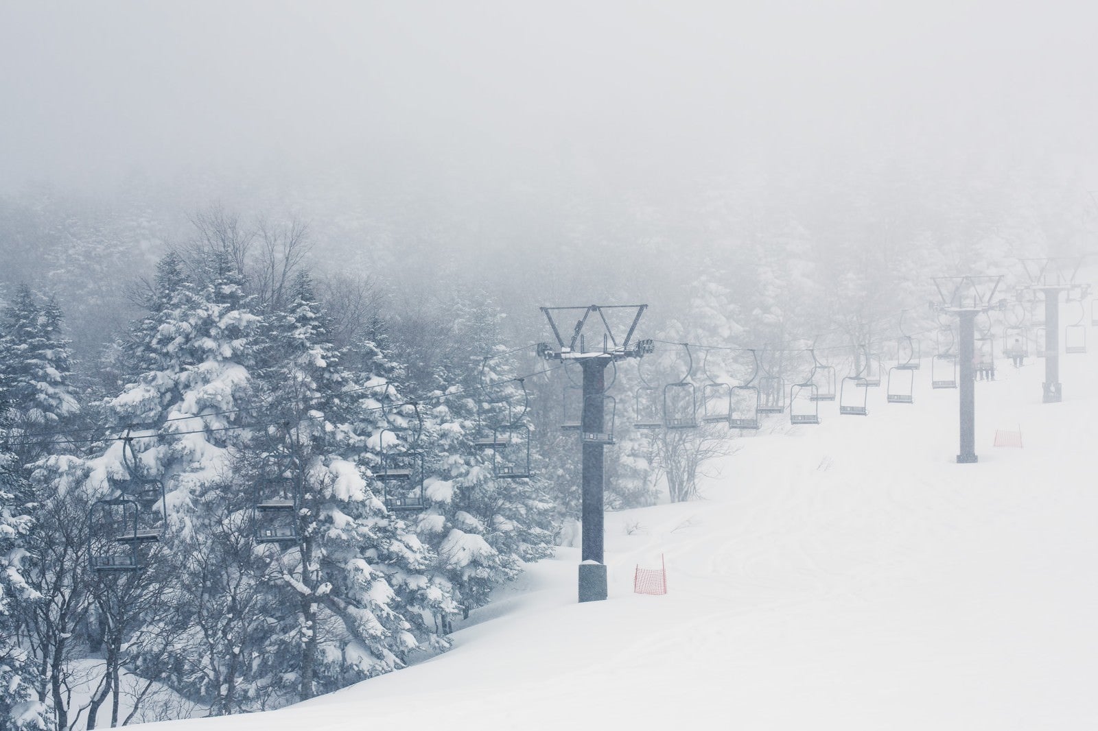「大雪のゲレンデ（リフト）」の写真