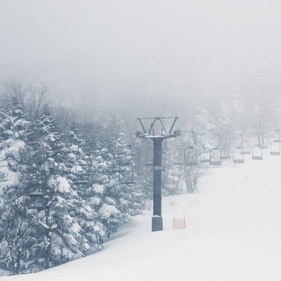 大雪のゲレンデ（リフト）の写真