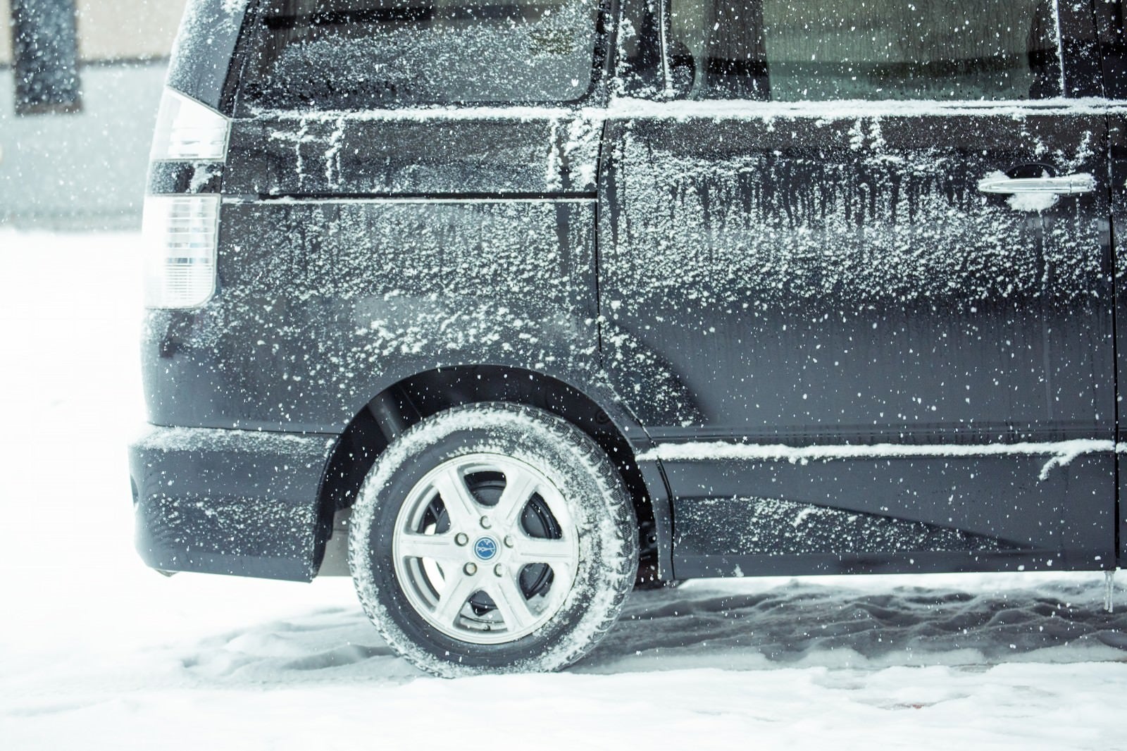 「吹雪の中の黒いワゴン車」の写真