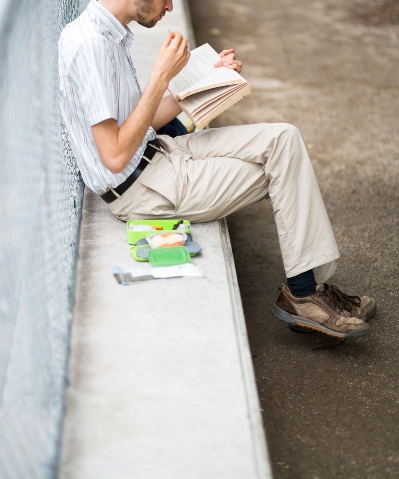 「お食事しながら本を読む男性」の写真