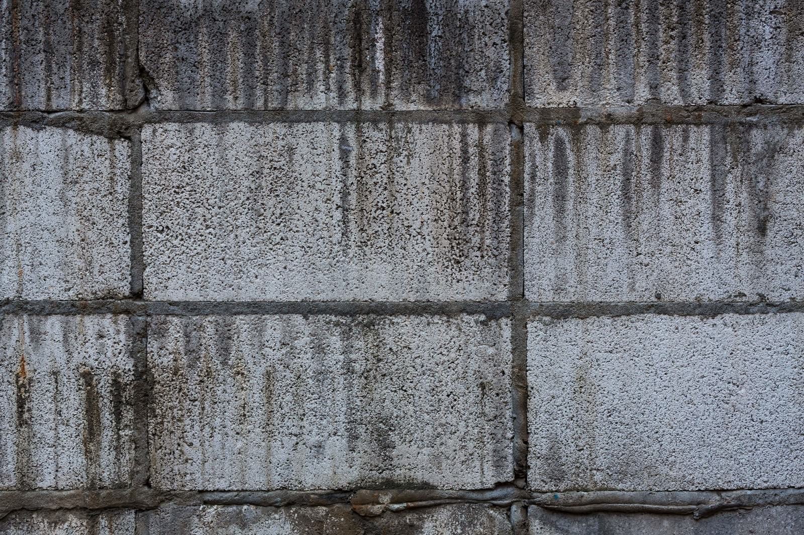 「汚れたブロック塀（テクスチャー）」の写真