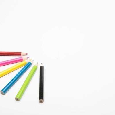 色鉛筆とホワイトスペースの写真
