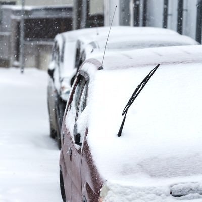 車に雪が積もるの写真