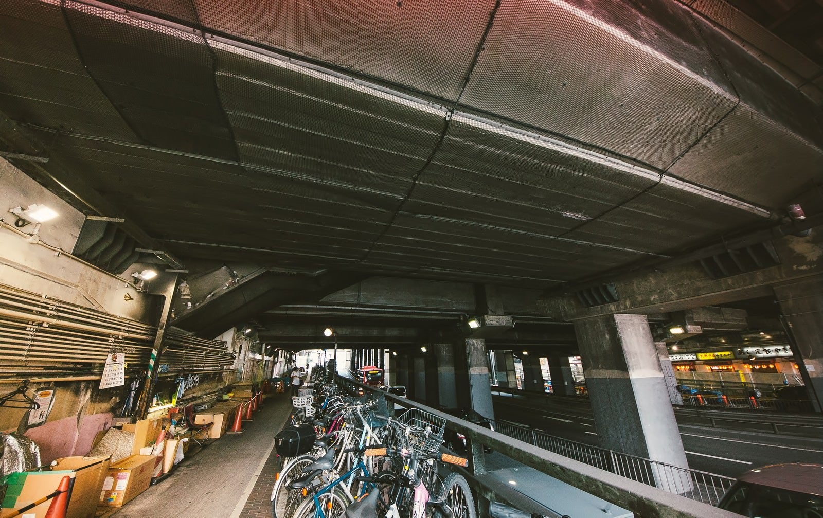 「渋谷、玉川通りガード下」の写真