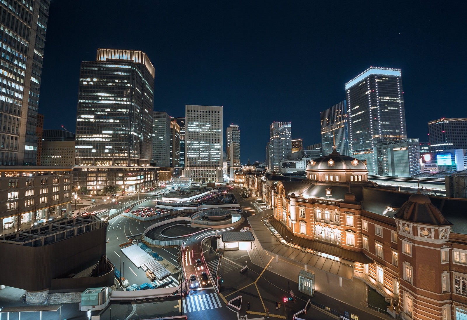 「東京駅と丸の内の夜景」の写真