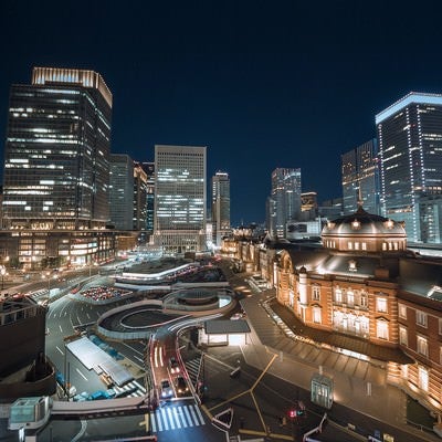 東京駅と丸の内の夜景の写真