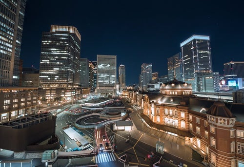 東京駅と丸の内の夜景の写真