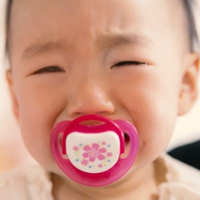 「びえーん・・・」っと泣く赤ちゃんの写真