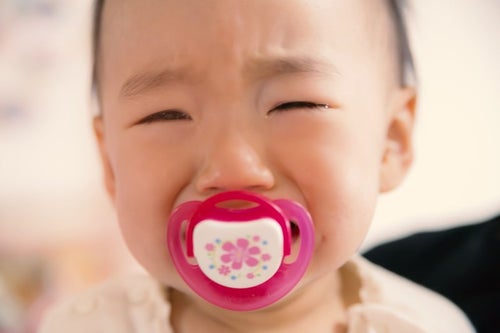 「びえーん・・・」っと泣く赤ちゃんの写真