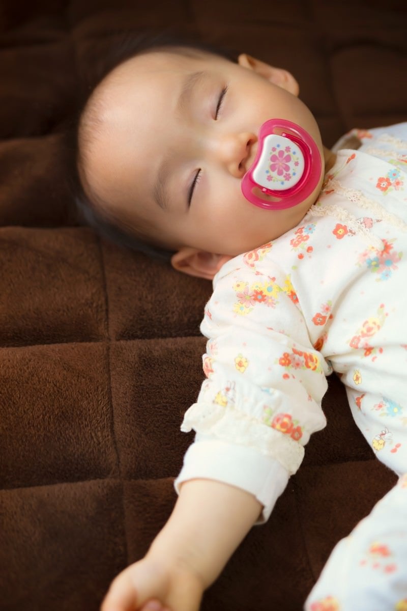 「おしゃぶりを咥えながら眠る赤ちゃん」の写真［モデル：あんじゅ］
