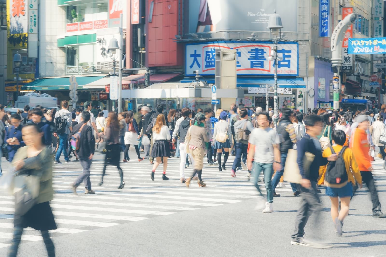 「渋谷駅前のスクランブル交差点」の写真