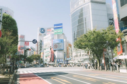 渋谷駅前のスクランブル交差点の写真