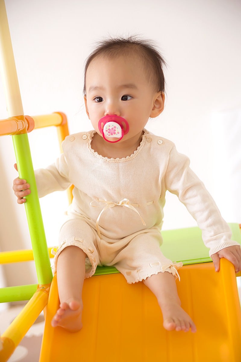 「滑り台につかまる赤ちゃん」の写真［モデル：あんじゅ］