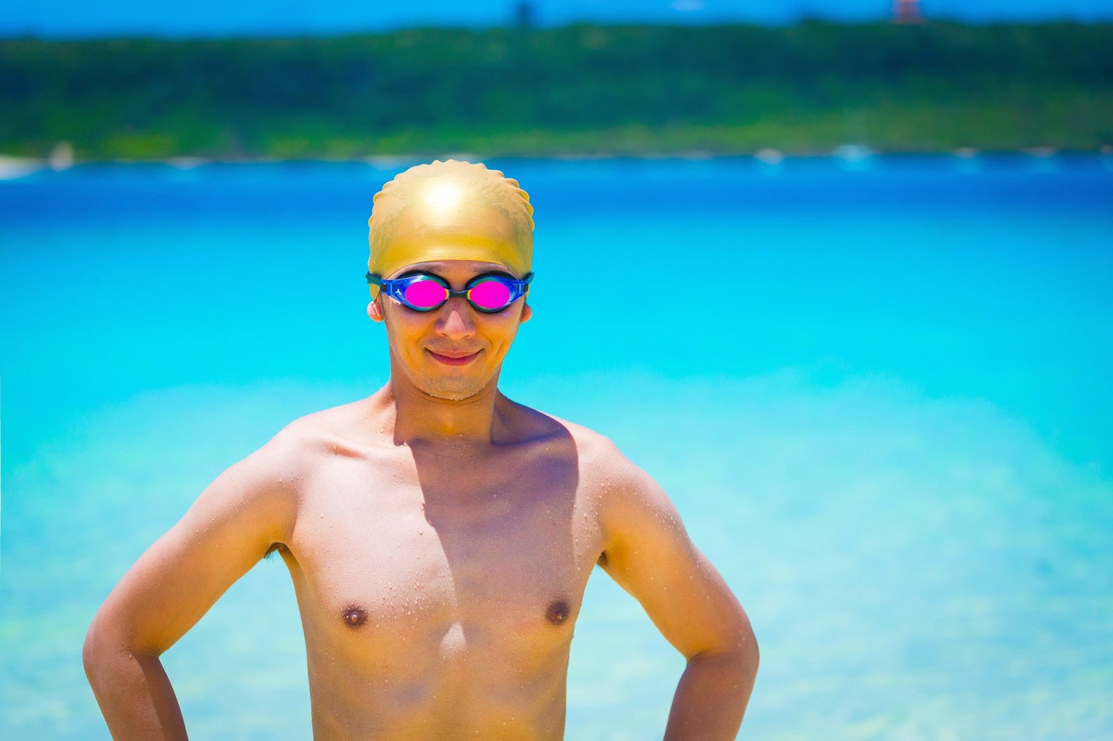 「南の島で水泳帽とゴーグルを装着するスイマー」の写真［モデル：大川竜弥］