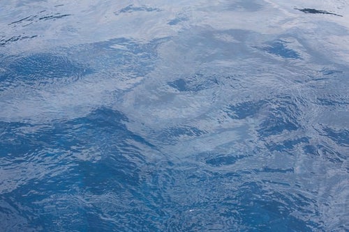 青い水面の写真