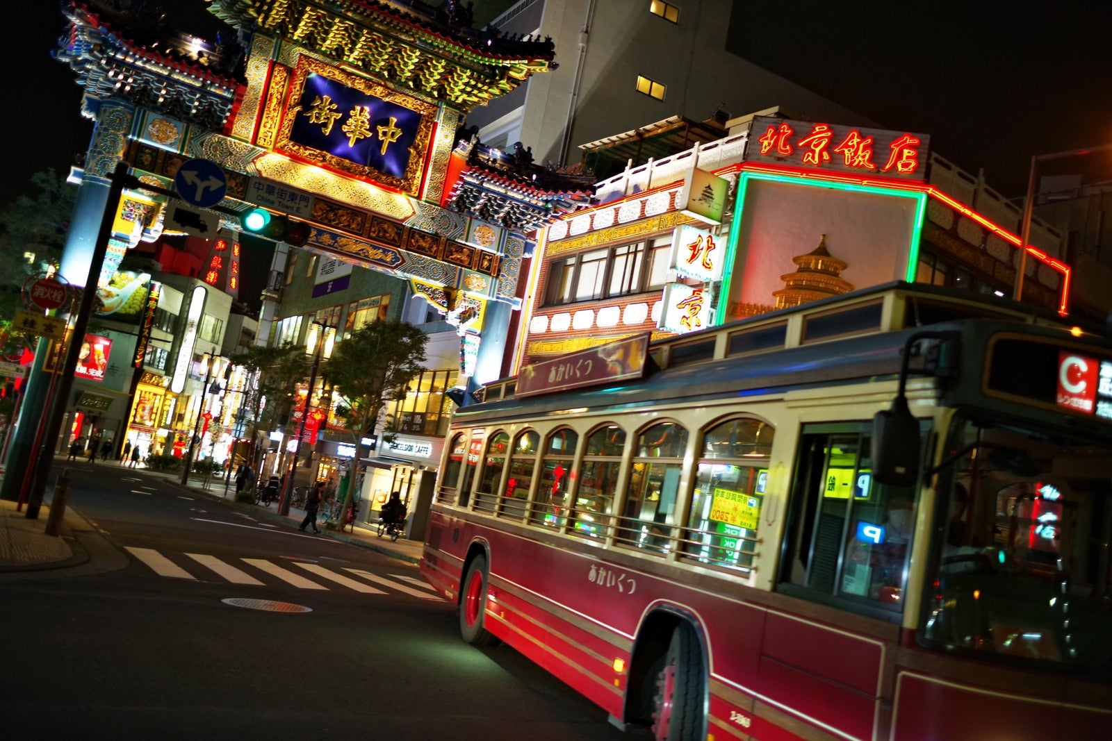 「横浜中華街と横浜の名物バス「あかいくつ」」の写真