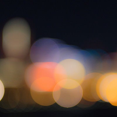 深夜遅くの街の灯りの写真