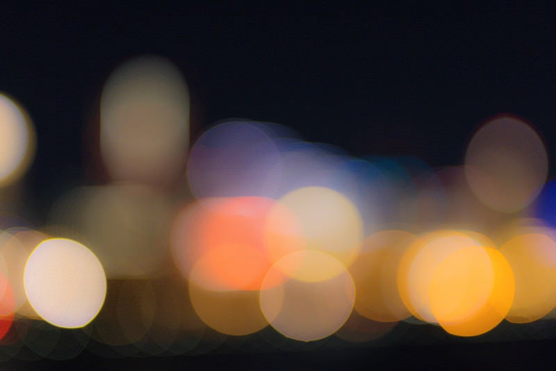 深夜遅くの街の灯りの写真