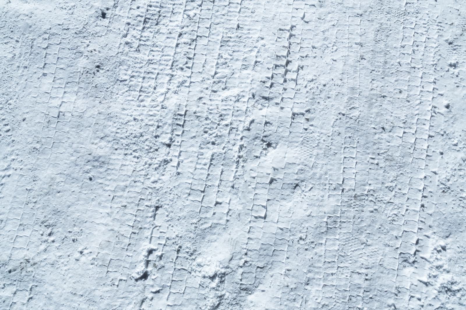 「雪のタイヤ痕」の写真