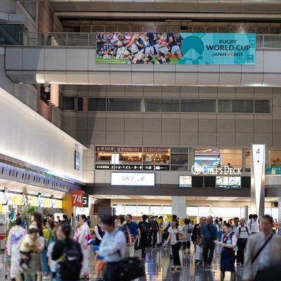 混雑する羽田空港の写真