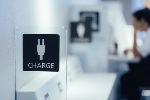 空港の充電（CHARGE）スペースの写真