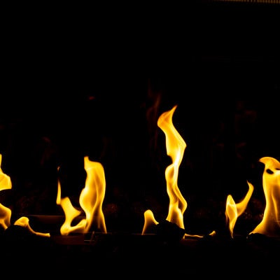 暖炉の中の炎の写真