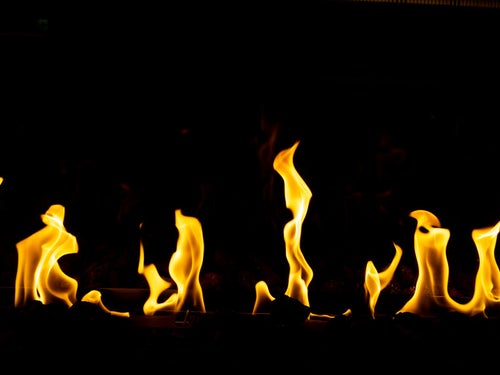 暖炉の中の炎の写真