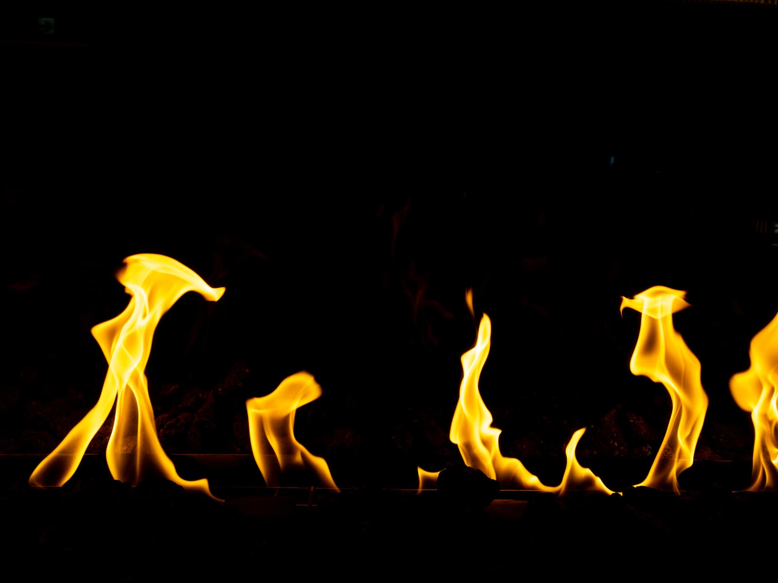 「燃え上がる暖炉内の炎」の写真