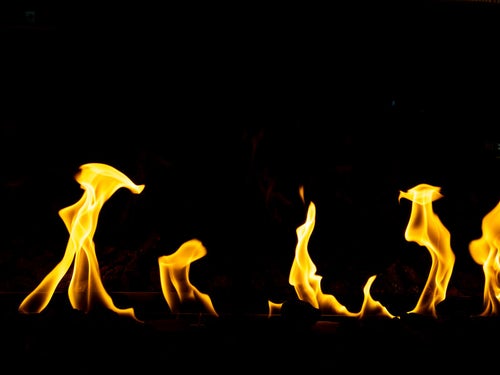 燃え上がる暖炉内の炎の写真