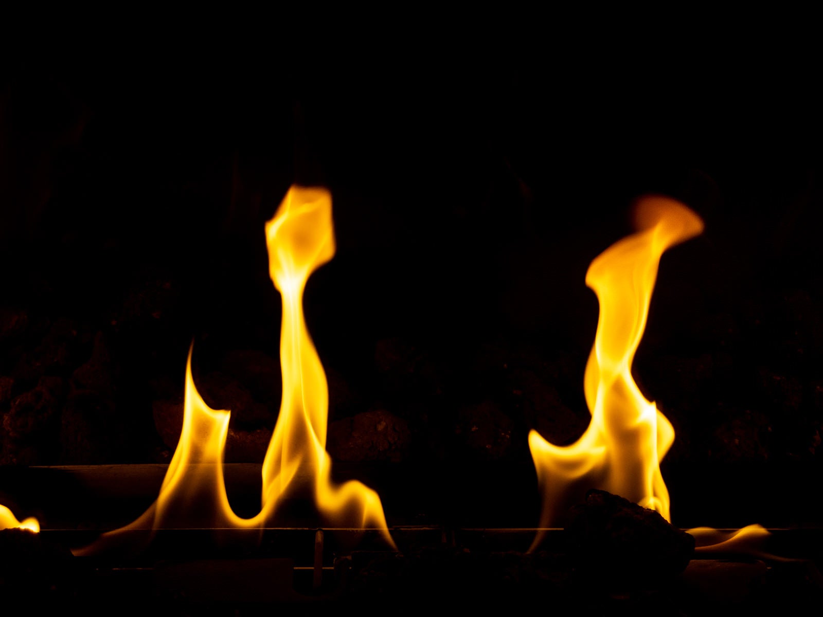 「めらめらと燃える暖炉の火の中」の写真