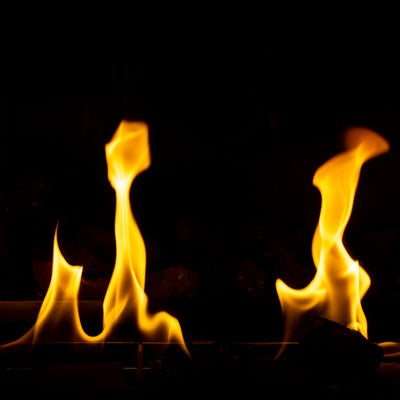 めらめらと燃える暖炉の火の中の写真