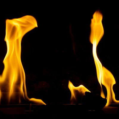 めらめら暖かい暖炉の炎の写真