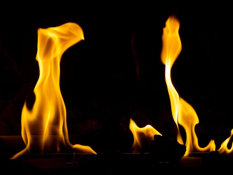 めらめら暖かい暖炉の炎の写真
