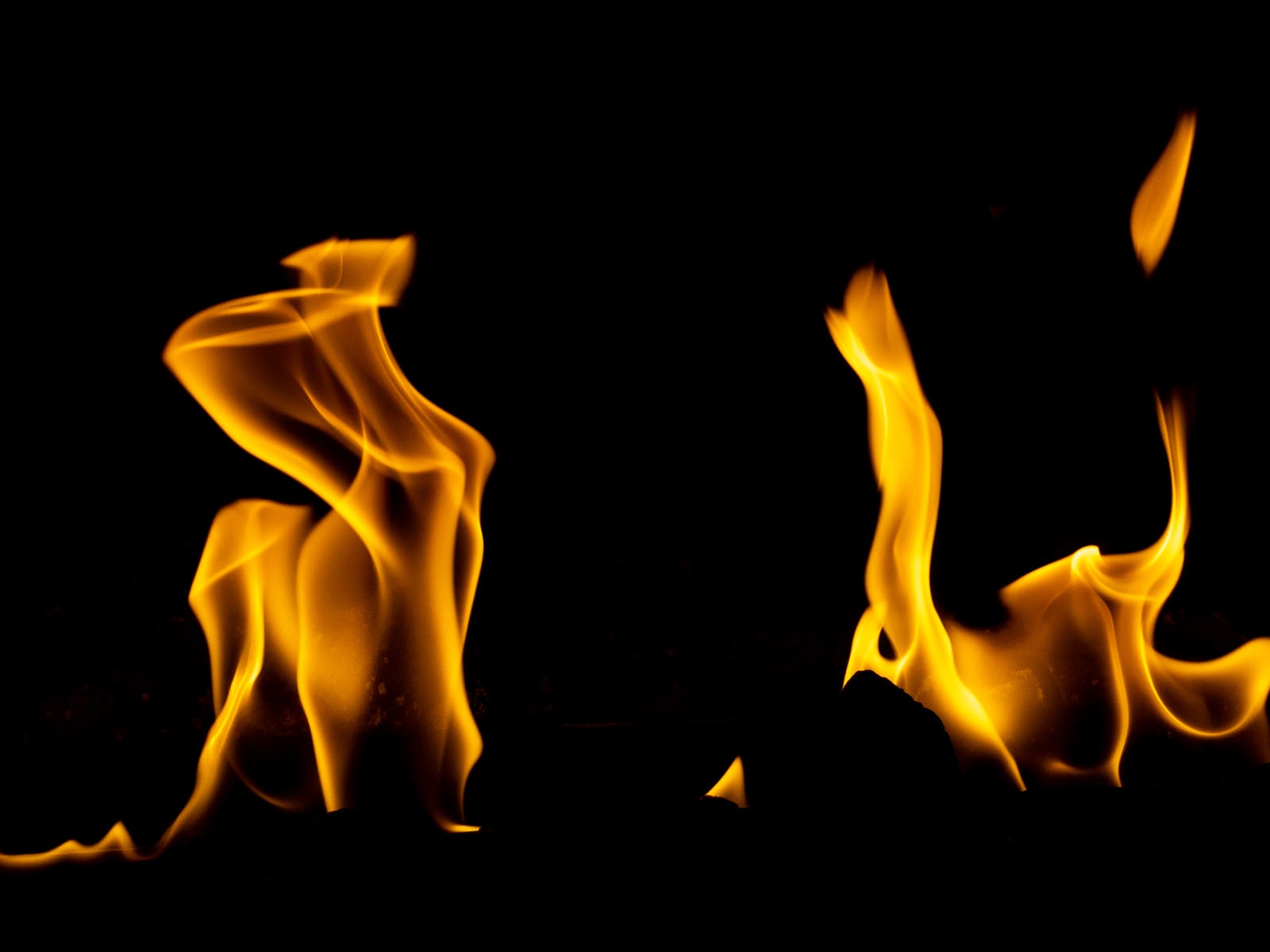 「よく燃える暖炉の火」の写真