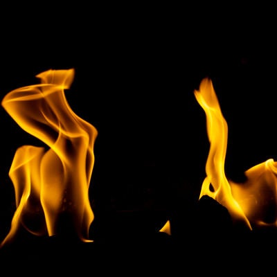 よく燃える暖炉の火の写真