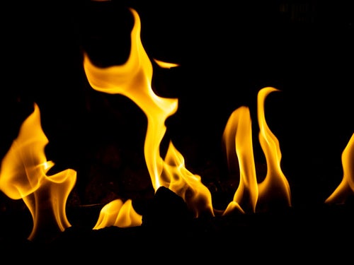 燃え盛る炎の写真