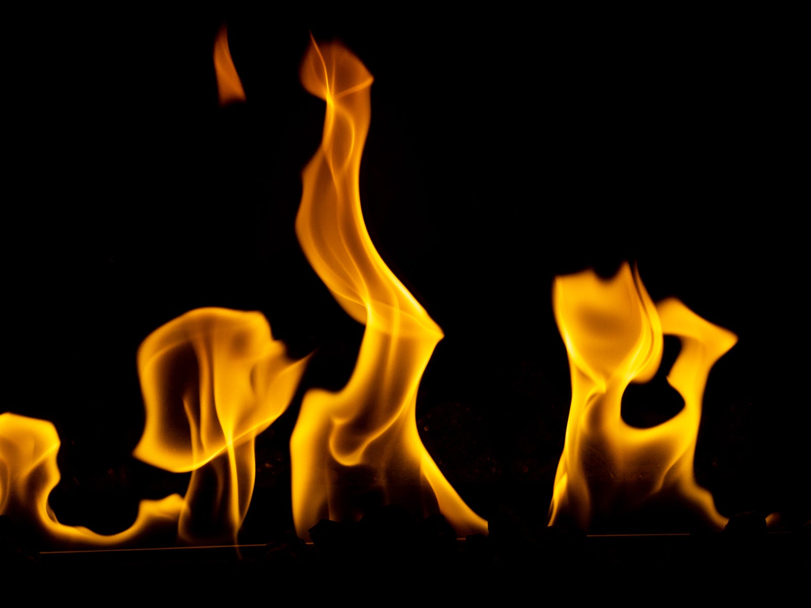 「ラメラと炎が燃える暖炉の様子」の写真