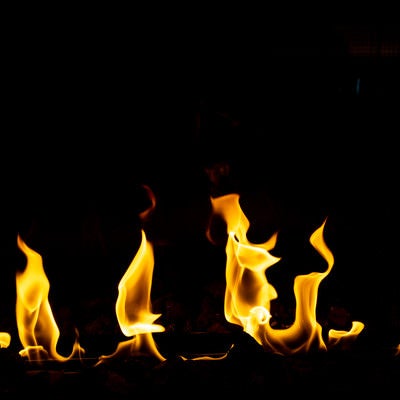 めらめらと燃えた火のストーブの写真
