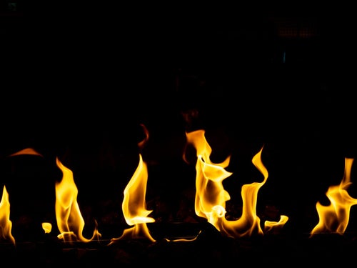 めらめらと燃えた火のストーブの写真